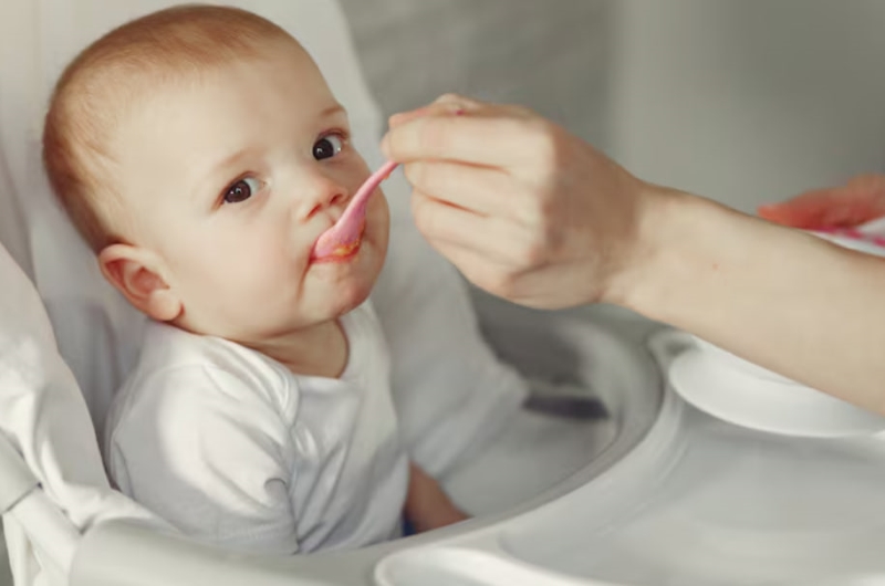 Ăn dặm truyền thống là phương pháp quen thuộc được nhiều cha mẹ áp dụng 