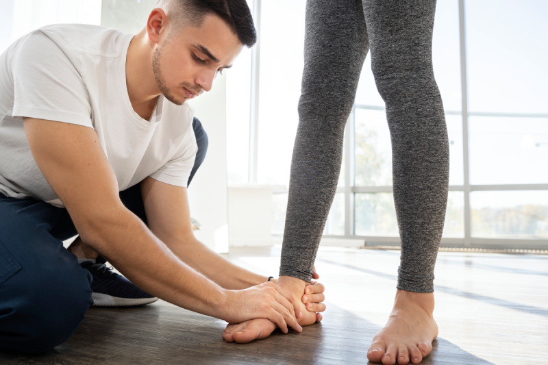 Bàn chân rũ sau đột quỵ khiến người bệnh khó nâng bàn chân khi đi lại, làm tăng nguy cơ vấp ngã và ảnh hưởng đến khả năng sinh hoạt. 