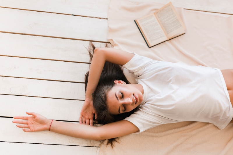 Nghỉ ngơi và thư giãn là điều cần thiết để làm giảm tình trạng đau đầu khó thở 