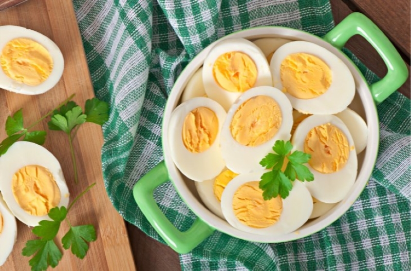 Trứng luộc để qua đêm có ăn được không - câu trả lời tùy thuộc vào cách bảo quản trứng