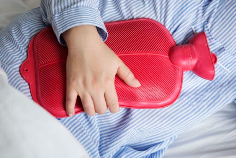 Chườm ấm là cách giúp làm giảm cảm giác tức vùng thượng vị khó thở