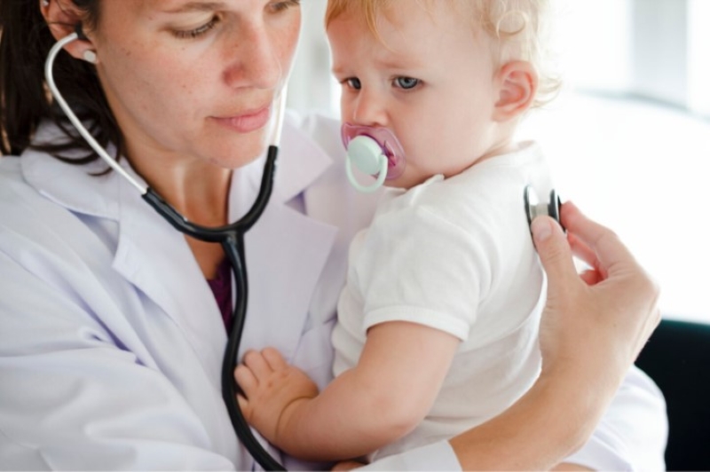 Theo dõi sức khỏe của trẻ một cách chặt chẽ để kịp thời phát hiện các triệu chứng bất thường