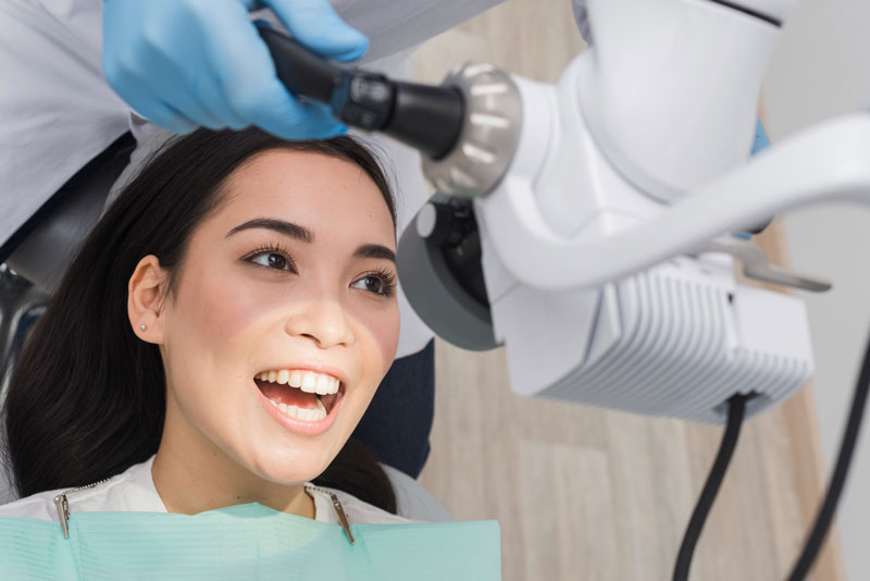 Bạn nên khám răng thường xuyên theo hướng dẫn của nha sĩ