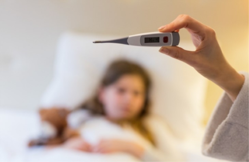 Sốt nhẹ là phản ứng phổ biến của trẻ sau khi tiêm vắc xin lao