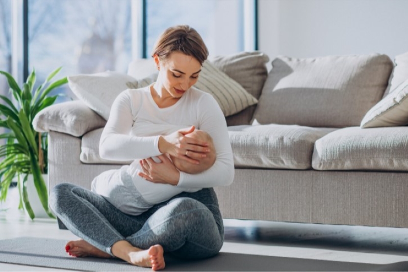 Cho trẻ bú đầy đủ sau tiêm để nạp lại năng lượng và phục hồi sức khỏe