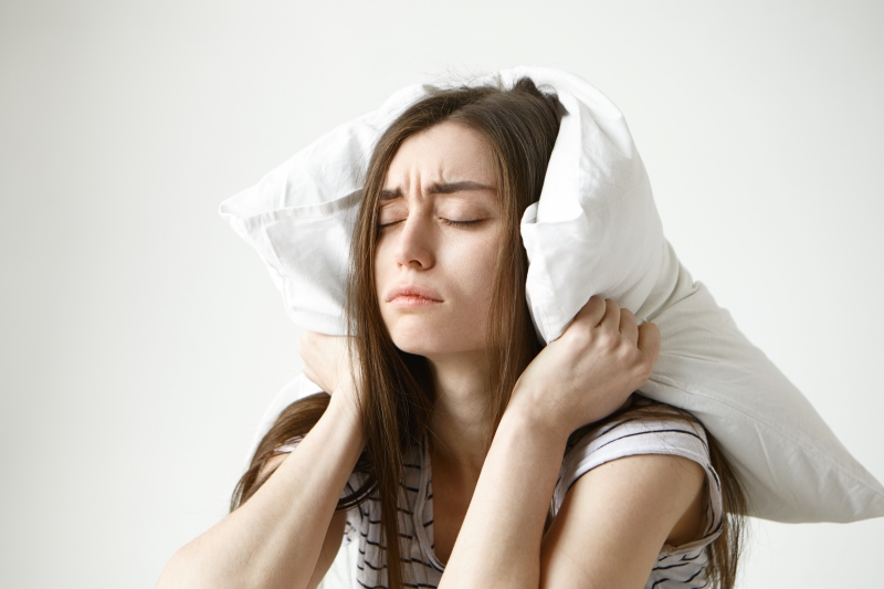 Tình trạng rối loạn giấc ngủ là một trong những nguyên nhân khiến ngủ dậy thấy mệt mỏi khó thở
