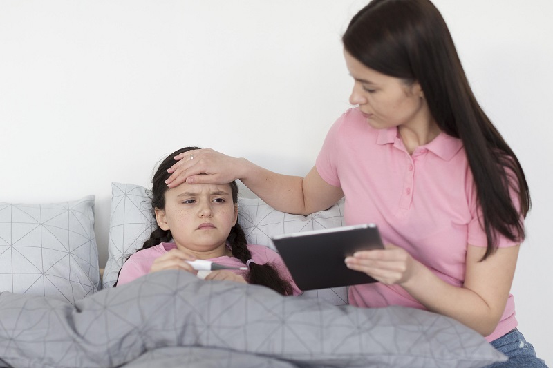 Không nên chỉ dựa vào cảm giác ở tay khi đặt lên trán trẻ để xác định thân nhiệt