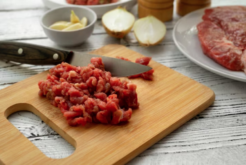 Lưu ý xay nhuyễn hoặc băm nhỏ thịt bò để trẻ dễ ăn