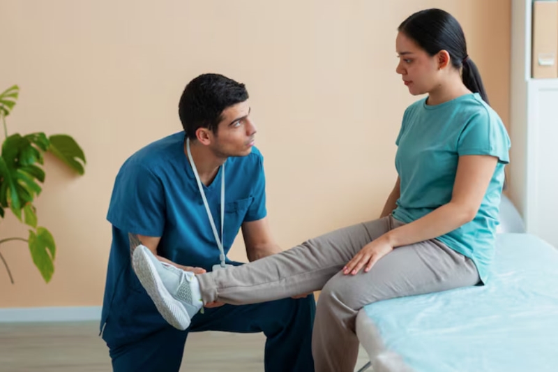 Bệnh nhân cần tập phục hồi chức năng sau khi tháo nẹp 