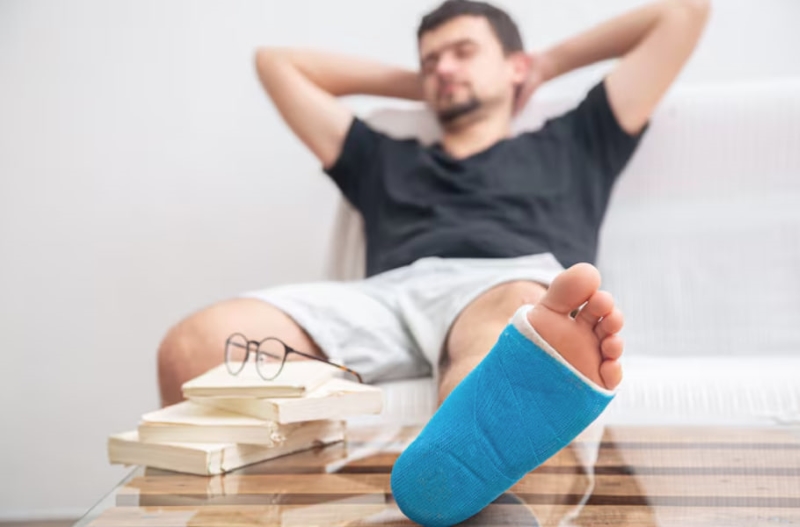 Sử dụng băng thun băng ép giúp giảm đau và sưng tấy do tình trạng trật khớp cổ chân 