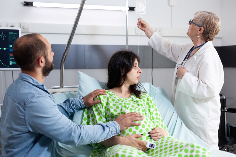 Mẹ bầu cần nhập viện khi có tình trạng rỉ ối