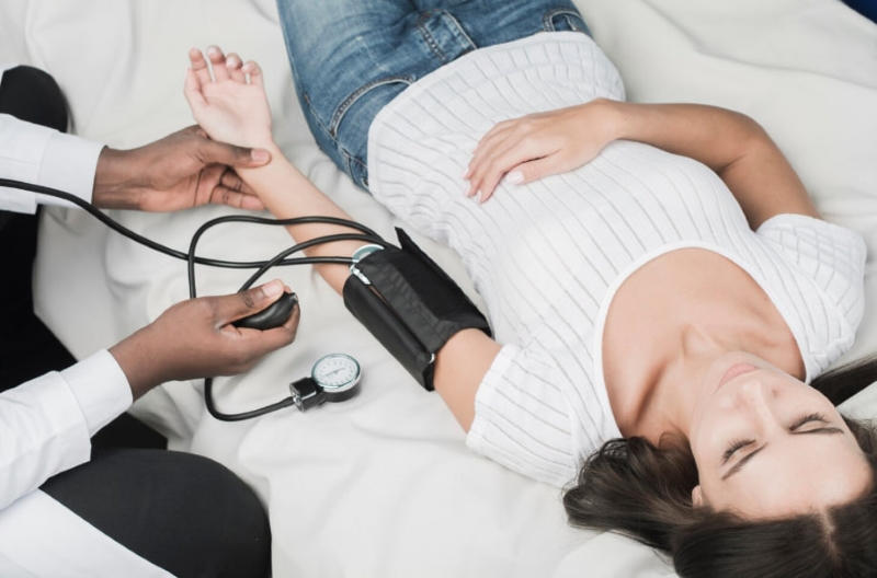 Đo huyết áp kết hợp xét nghiệm nước tiểu và máu giúp phát hiện sớm nguy cơ tiền sản giật ở phụ nữ mang thai