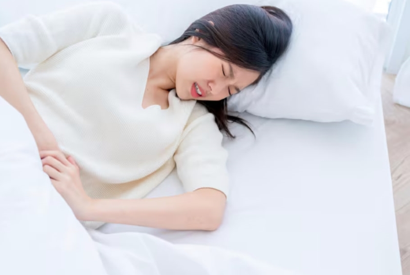 Rối loạn kinh nguyệt và đau bụng dưới có thể là những dấu hiệu gợi ý sự hiện diện của khối nhân xơ tử cung