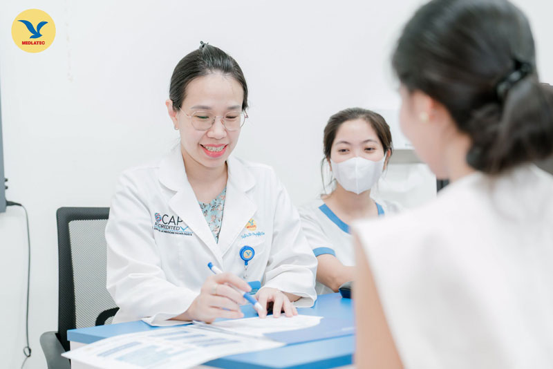Bạn nên đến bệnh viện thăm khám nếu tình trạng chậm kinh kéo dài