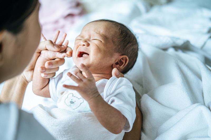 Bé bị trào ngược dạ dày thực quản dễ quấy khóc sau bú và có nhiều đờm trong cổ họng