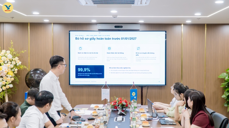 ThS. Bùi Lê Hà - Giám đốc Trung tâm Chuyển đổi số trình bày thông tin tổng quan về dự án 
