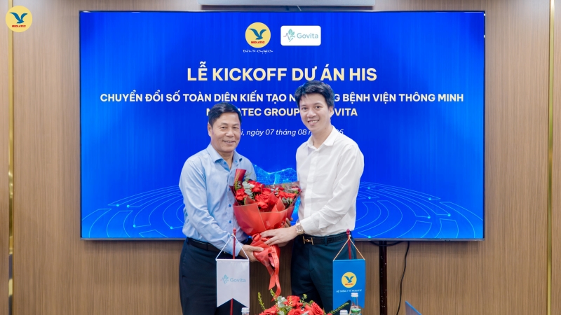 Tổng Giám đốc - TS Nguyễn Trí Anh tặng hoa tới đại diện Ban Quản lý và triển khai dự án, Trưởng ban - TTND.PGS.BSCC Hà Hữu Tùng - Giâm đốc Chuyên môn Bệnh viện MEDLATEC Quốc tế  