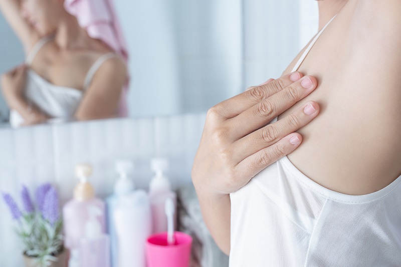 Bệnh nhân u nang tuyến vú nên tự khám vú tại nhà đều đặn để phát hiện sớm bất thường