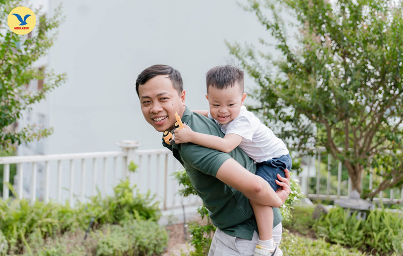 Trẻ có tâm trạng vui vẻ hơn là dấu hiệu bệnh lý đang được cải thiện tích cực