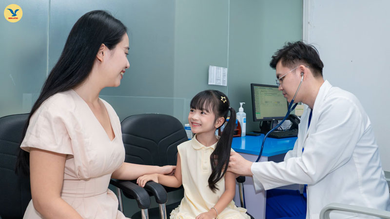 Ba mẹ nên đưa trẻ đi khám để được bác sĩ thăm khám và lên phác đồ điều trị phù hợp
