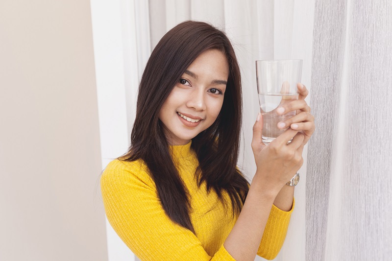 Uống đủ nước mỗi ngày góp phần duy trì độ ẩm tự nhiên cho niêm mạc mũi. 