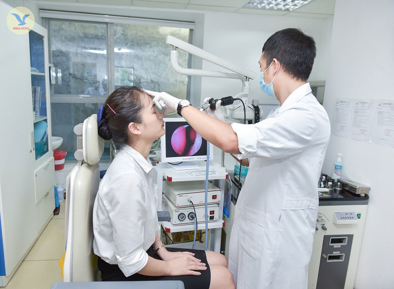 Khi tình trạng khô mũi kéo dài, người bệnh nên thăm khám chuyên khoa Tai Mũi Họng để được tư vấn. 