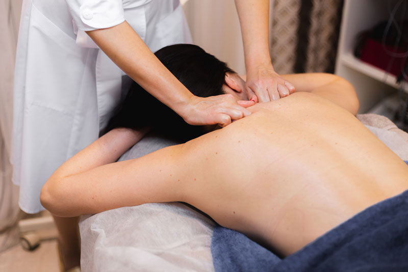 Bấm huyệt Phong trì giúp giảm chứng cứng cổ, nghẹt mũi