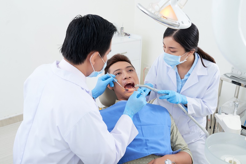 Cần điều trị bệnh răng miệng nếu đây là yếu tố liên quan đến bệnh bạch sản.