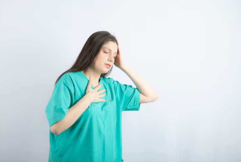 Khó thở là một trong những dấu hiệu của suy tim phải