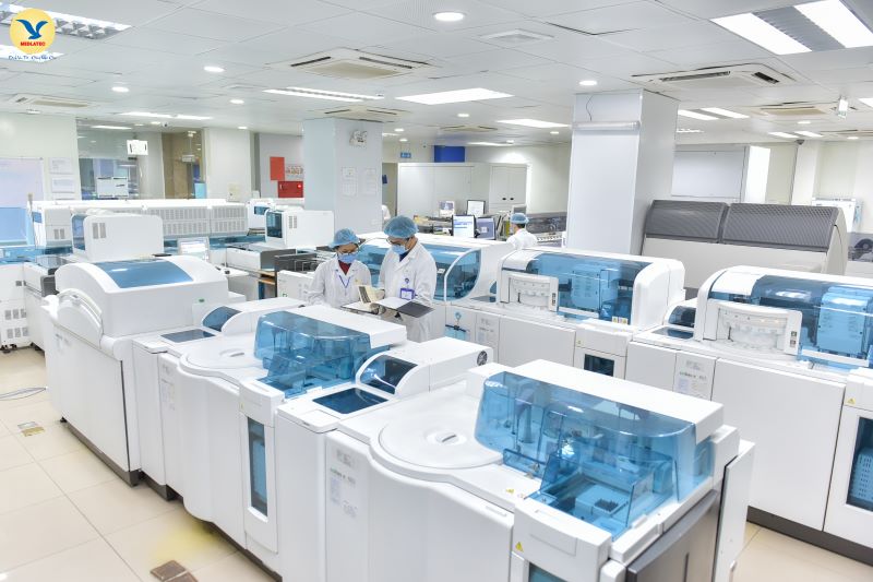 Hệ thống xét nghiệm hiện đại tại MEDLATEC hỗ trợ phân tích chuyên sâu, góp phần phát hiện các biến thể gen liên quan đến bệnh lý di truyền