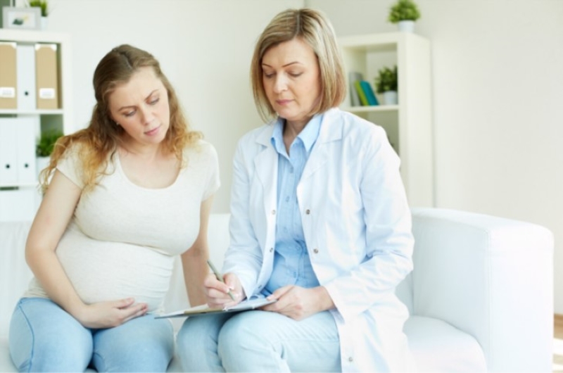 Mẹ bầu nên lắng nghe tư vấn của bác sĩ trước khi thực hiện tiêm