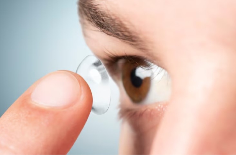 Kính áp tròng mềm (lens) là một trong những sự lựa chọn phổ biến của nhiều người