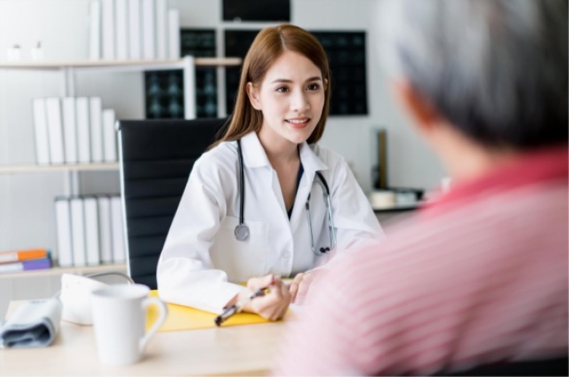 Theo dõi sức khỏe sau tiêm là việc làm cần thiết để đảm bảo an toàn và kịp thời xử trí những triệu chứng bất thường có thể gặp phải