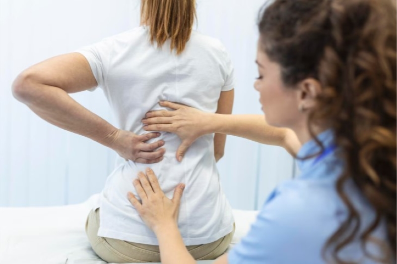 Thăm khám định kỳ để kịp thời phát hiện các dấu hiệu bất thường cảnh báo u cột sống