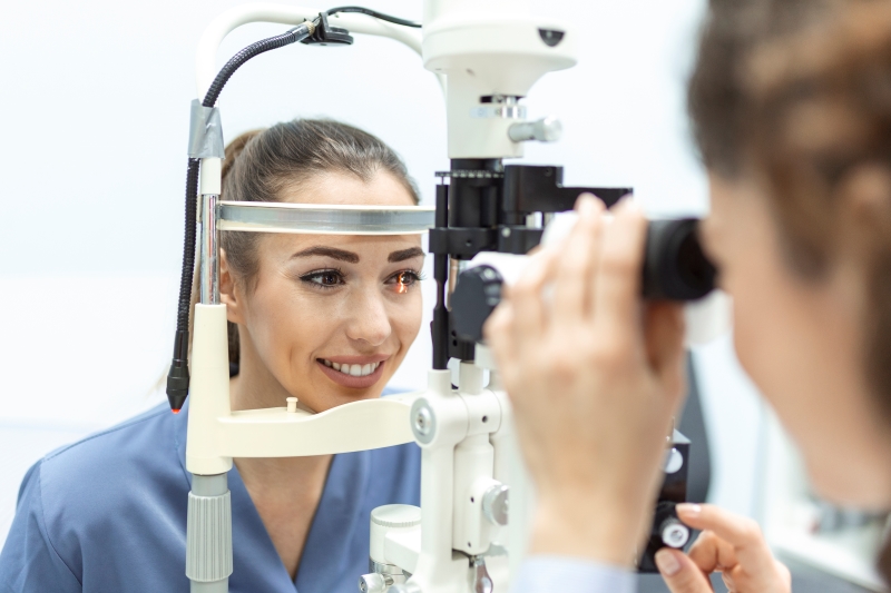 Kỹ thuật laser được áp dụng trong điều trị tình trạng mắt bị ruồi bay