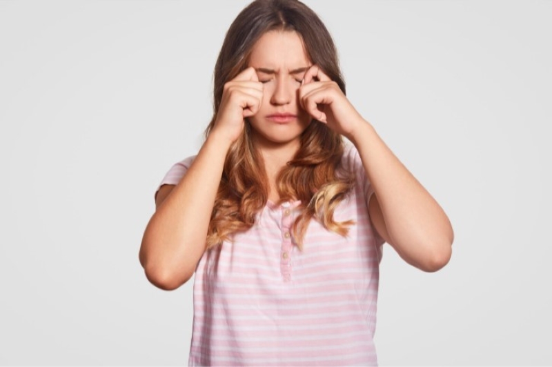 Natri hyaluronate nhỏ mắt giúp làm giảm tình trạng khô mắt 