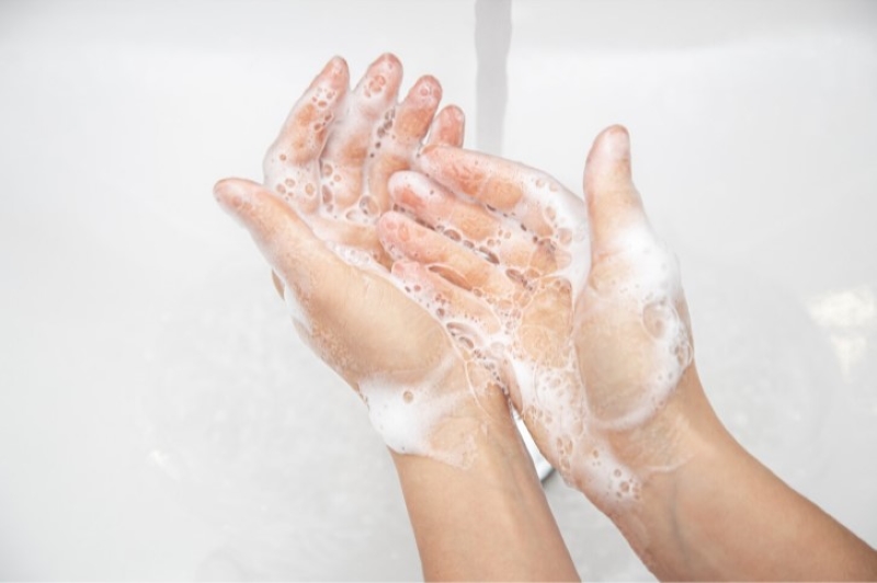 Rửa tay sạch sẽ bằng xà phòng hoặc dung dịch sát khuẩn chuyên dụng trước khi nhỏ mắt 