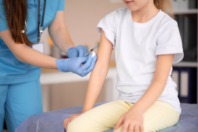 Trẻ em là đối tượng được khuyến cáo nên thực hiện tiêm vắc xin viêm gan B ngay từ lúc mới sinh 
