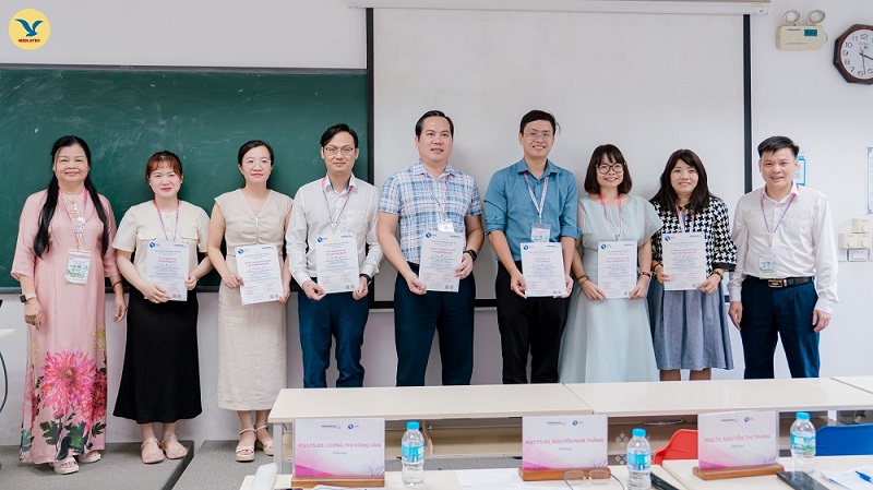ThS.BSNT Phạm Minh Đức (thứ 4 từ trái qua) nhận giấy chứng nhận tham gia từ Ban tổ chức