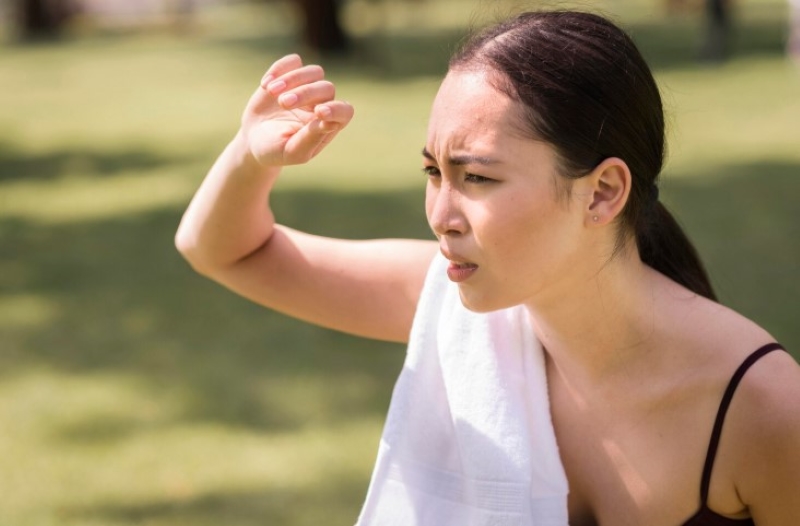 Tiếp xúc với tia cực tím trong thời gian dài là nguyên nhân hình thành mộng mắt