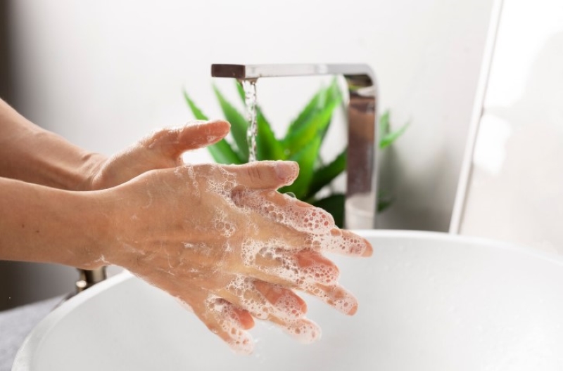 Rửa tay sạch trước khi sử dụng thuốc nhỏ mắt Metodex
