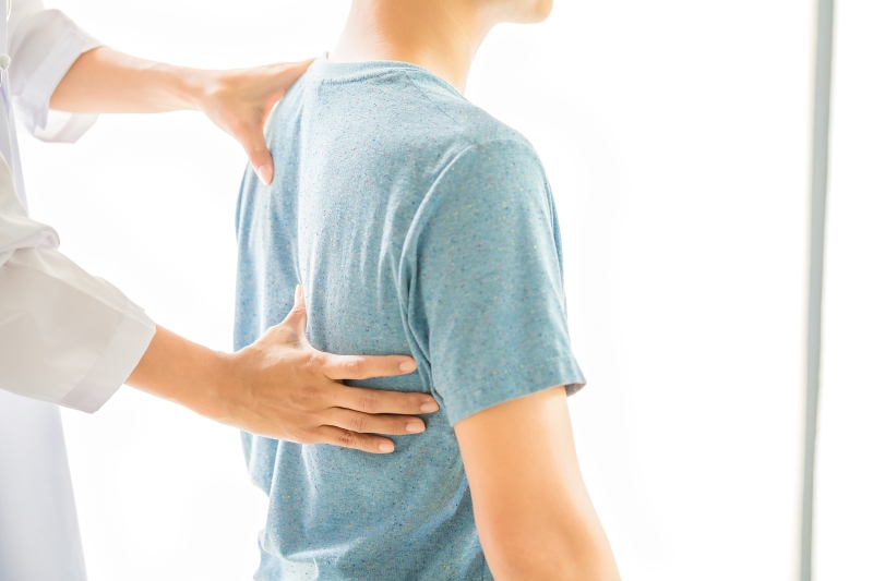 Vật lý trị liệu là một trong những phương pháp điều trị tình trạng thoái hóa cột sống 