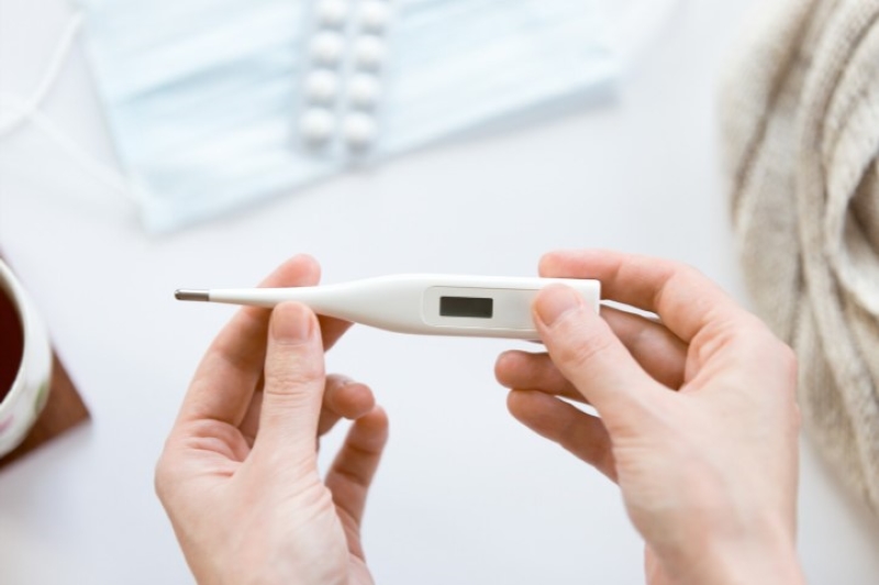Bệnh nhân cúm cần được kiểm soát nhiệt độ cơ thể thường xuyên 
