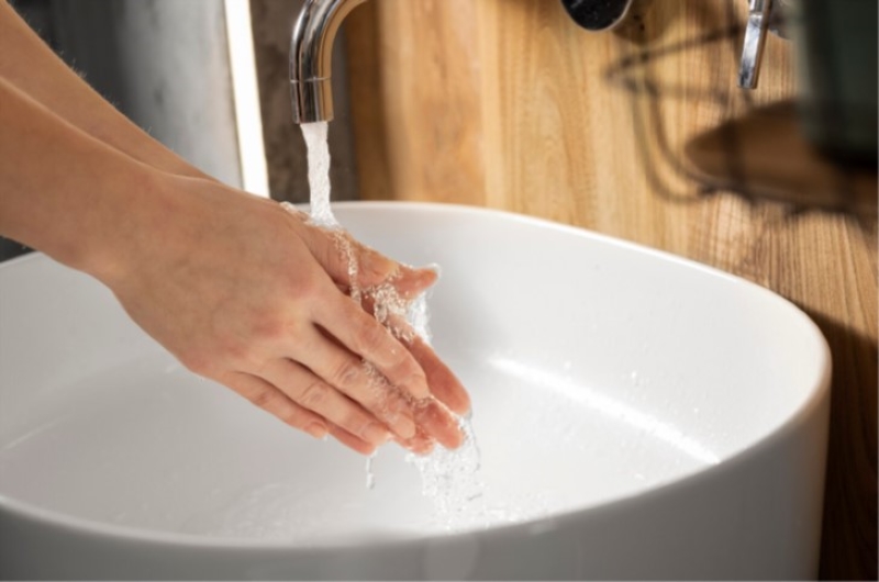 Người chăm sóc bệnh nhân cúm cần rửa tay thường xuyên với xà phòng 