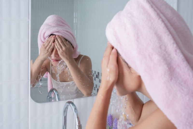 Rửa sạch mắt ngay lập tức nếu không may tiếp xúc với hồ nước