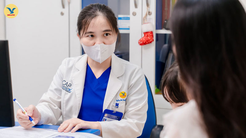 Ba mẹ nên tham khảo ý kiến của bác sĩ để bổ sung vi chất cho con khoa học và an toàn