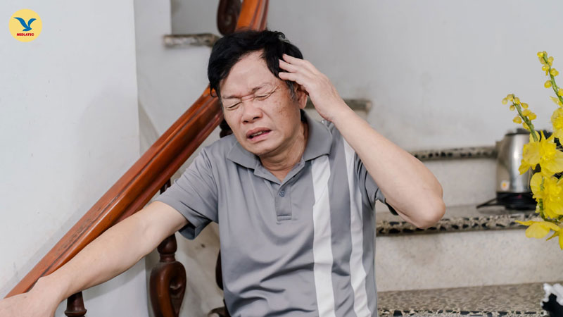 Bệnh dễ khiến thính lực suy giảm mạnh, người bệnh thường xuyên bị ù tai, chóng mặt nếu không được điều trị đúng cách