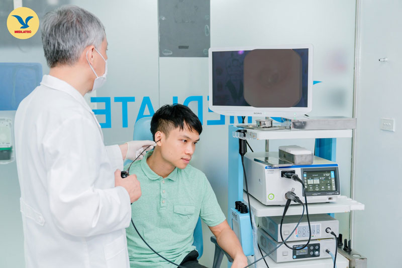 Khách hàng đang thăm khám chuyên khoa Tai Mũi Họng tại Hệ thống Y tế MEDLATEC
