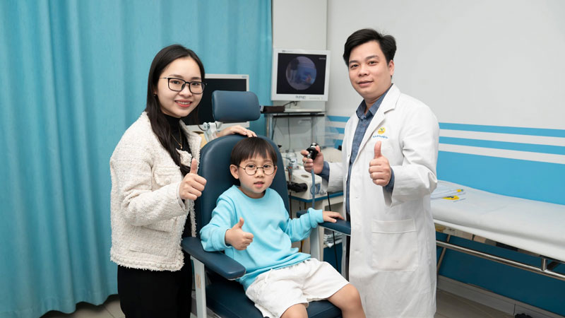 Ba mẹ nên đưa con đi thăm khám khi có dấu hiệu nghi ngờ