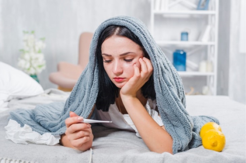 Người đang sốt cao hoặc mắc bệnh cấp tính cần hoãn việc tiêm đến khi sức khỏe ổn định 
